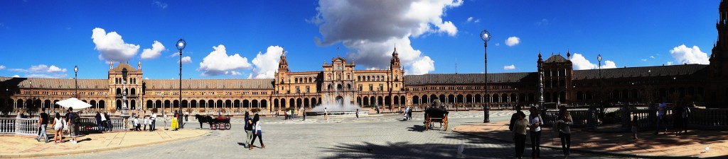 A Plaza de España e seu formato semi-cirular. Um monumento espetacular em Sevilha.